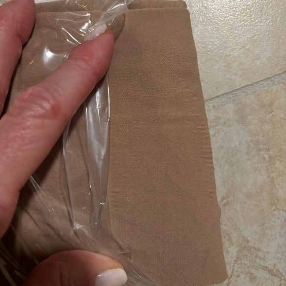 Donna Karan New York pantyhose size large in dark nude color - Picture 8 of 8